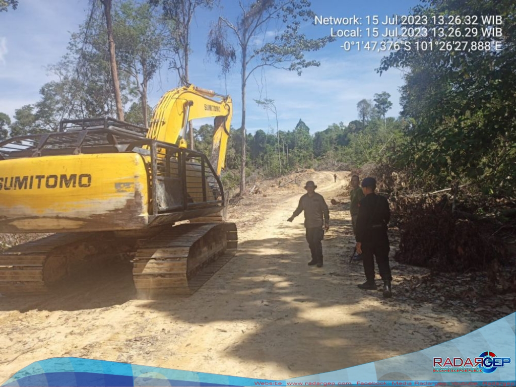 Polhut DLHK Riau Amankan Tiga Operator Alat Berat Perambah Kawasan Hutan Di Gunung Sahilan